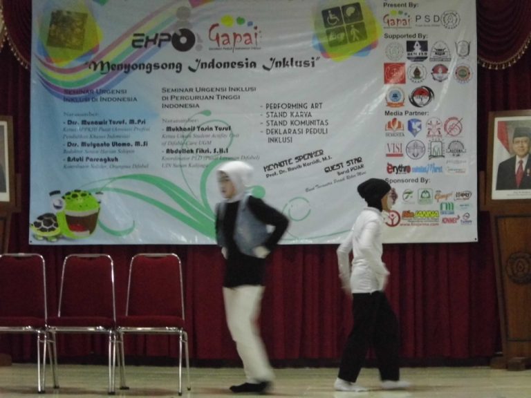 Sebuah pertunjukan pantomim yang dimainkan oleh dua orang siswi sebuah Sekolah Luar Biasa (SLB).)