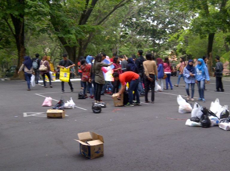 Massa yang terdiri dari panitia OSMARU ketika melakukan aksi protes ke pihak dekanat Fakultas Hukum (FH).