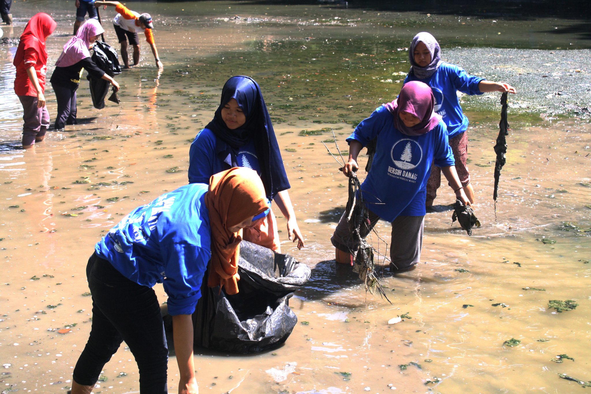 MAPALA Bersatu Lakukan Aksi Perubahan Bersih Danau UNS