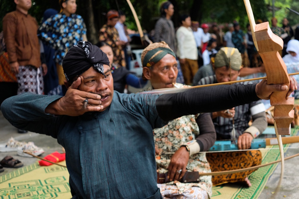 Seorang pemanah melepaskan anak panahnya.