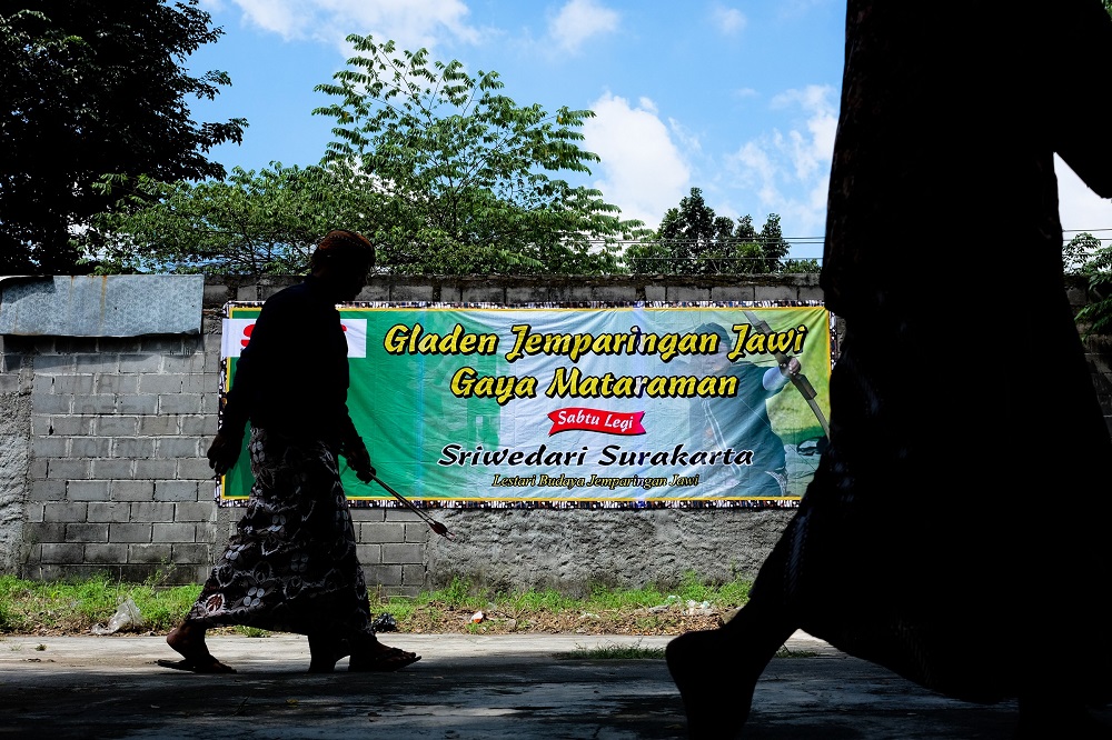 Berjalan kembali usai mengambil anak panah.