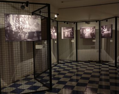 Pameran Fotografi “Aktivitas dan Suasana Malam di Pasar Ngarsopuro sebagai Ide Penciptaan Karya Fotografi dengan Menggunakan Teknik Long Exposure” oleh I Made Bima Surya Negara yang diselenggarakan di Soloissolo Space, Surakarta, pada Jumat (17/04/2026).