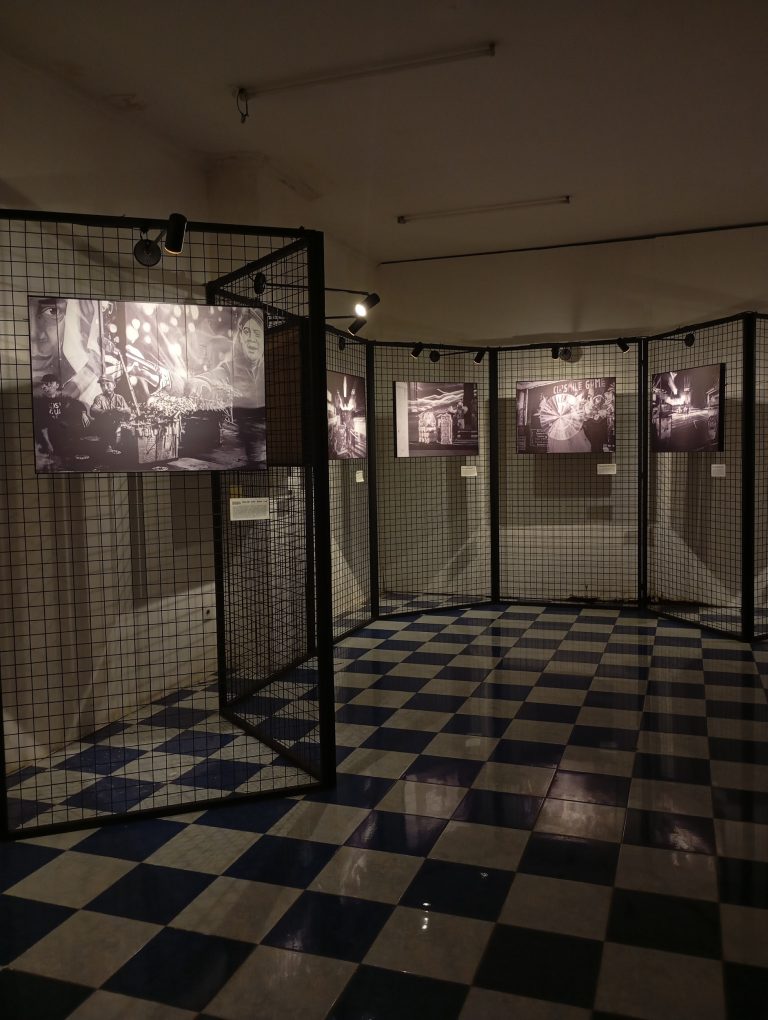 Pameran Fotografi “Aktivitas dan Suasana Malam di Pasar Ngarsopuro sebagai Ide Penciptaan Karya Fotografi dengan Menggunakan Teknik Long Exposure” oleh I Made Bima Surya Negara yang diselenggarakan di Soloissolo Space, Surakarta, pada Jumat (17/04/2026).