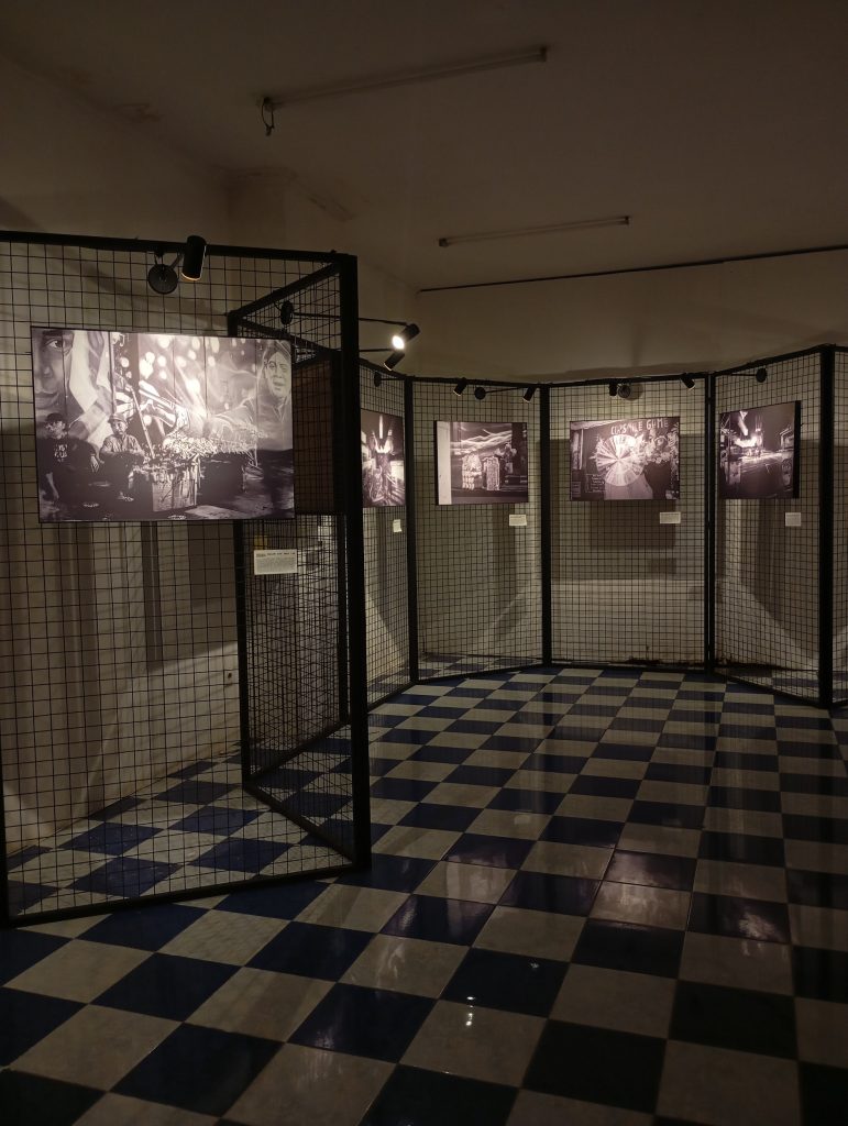 Pameran Fotografi “Aktivitas dan Suasana Malam di Pasar Ngarsopuro sebagai Ide Penciptaan Karya Fotografi dengan Menggunakan Teknik Long Exposure” oleh I Made Bima Surya Negara yang diselenggarakan di Soloissolo Space, Surakarta, pada Jumat (17/04/2026).