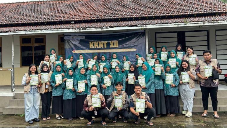 Kegiatan sosialisasi pembuatan sabun cuci piring ramah lingkungan dari Eco-Enzyme bagi Ibu-Ibu Pemberdayaan Kesejahteraan Keluarga (PKK) Wijaya Kusuma pada Jumat (23/03/2026) di Desa Cepogo, Boyolali, Jawa Tengah. Foto: Kanaya Dinar Rizki Liviandira