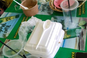 Potret sampah di salah satu meja kantin Fakultas Pertanian (FP) Universitas Sebelas Maret (UNS), Surakarta, pada Senin (20/04/2026). LPM Kentingan/Dzakiya Khairun Nisa