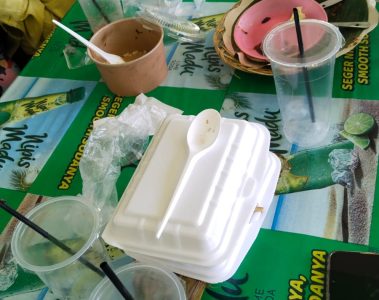 Potret sampah di salah satu meja kantin Fakultas Pertanian (FP) Universitas Sebelas Maret (UNS), Surakarta, pada Senin (20/04/2026). LPM Kentingan/Dzakiya Khairun Nisa