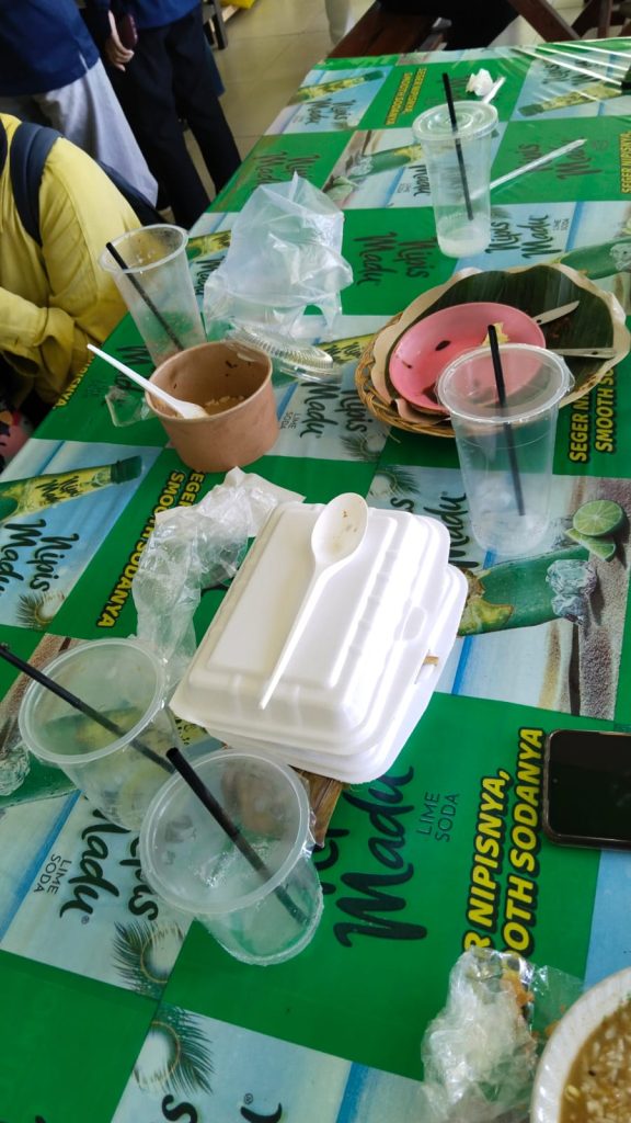 Potret sampah di salah satu meja kantin Fakultas Pertanian (FP) Universitas Sebelas Maret (UNS), Surakarta, pada Senin (20/04/2026). LPM Kentingan/Dzakiya Khairun Nisa