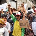 Potret pemulung di Putri Cempo yang sedang melakukan aksi protes di depan TPA Putri Cempo pada Jumat (01/05/2026). LPM Kentingan/Muhammad Faiz Zaydan
