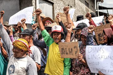 Potret pemulung di Putri Cempo yang sedang melakukan aksi protes di depan TPA Putri Cempo pada Jumat (01/05/2026). LPM Kentingan/Muhammad Faiz Zaydan
