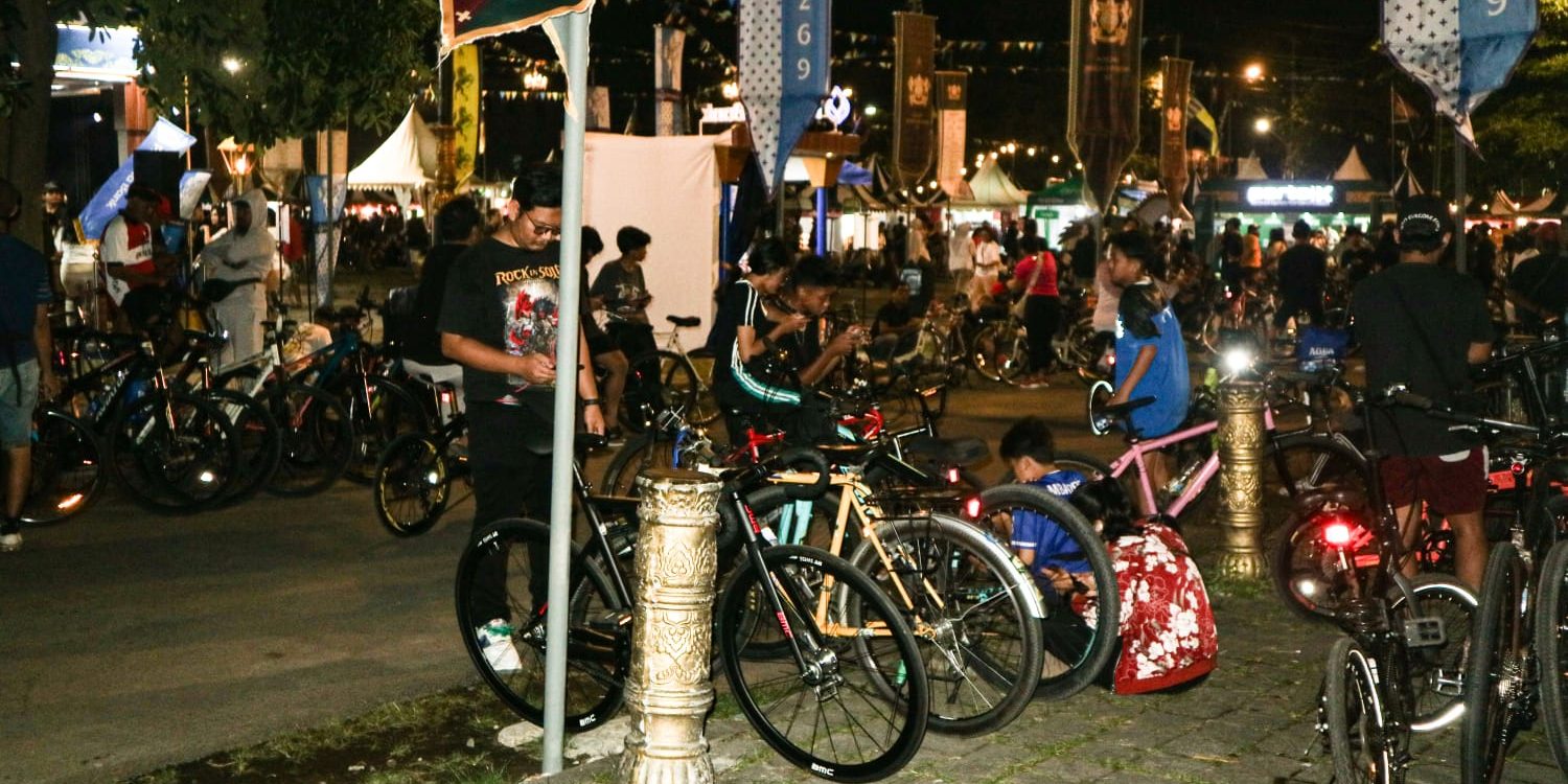 Sejumlah sepeda milik peserta Solo Last Friday Ride (SLFR) terparkir di kawasan Pamedan Mangkunegaran, Jumat malam (01/05/2026). LPM Kentingan/Dzakiya Khairun Nisa