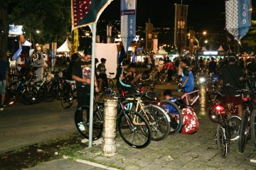 Sejumlah sepeda milik peserta Solo Last Friday Ride (SLFR) terparkir di kawasan Pamedan Mangkunegaran, Jumat malam (01/05/2026). LPM Kentingan/Dzakiya Khairun Nisa
