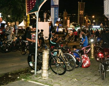 Sejumlah sepeda milik peserta Solo Last Friday Ride (SLFR) terparkir di kawasan Pamedan Mangkunegaran, Jumat malam (01/05/2026). LPM Kentingan/Dzakiya Khairun Nisa