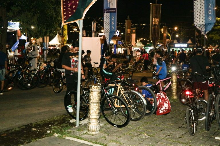 Sejumlah sepeda milik peserta Solo Last Friday Ride (SLFR) terparkir di kawasan Pamedan Mangkunegaran, Jumat malam (01/05/2026). LPM Kentingan/Dzakiya Khairun Nisa