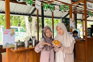 Nirisa Afni Naila Muazara (kiri) bersama partner bisnisnya menunjukkan produk Sini Dimsum di stand Z-Corner, Universitas Sebelas Maret pada Kamis (18/12/2025). LPM Kentingan/Zulfi Khoirunisa