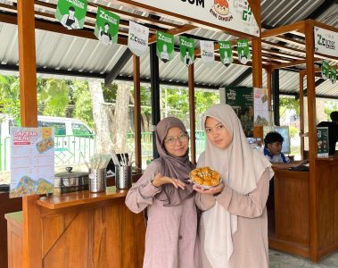 Nirisa Afni Naila Muazara (kiri) bersama partner bisnisnya menunjukkan produk Sini Dimsum di stand Z-Corner, Universitas Sebelas Maret pada Kamis (18/12/2025). LPM Kentingan/Zulfi Khoirunisa