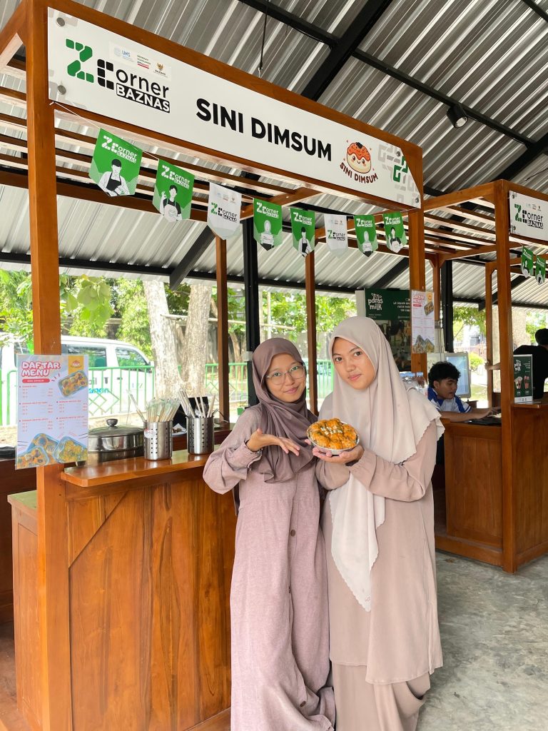 Nirisa Afni Naila Muazara (kiri) bersama partner bisnisnya menunjukkan produk Sini Dimsum di stand Z-Corner, Universitas Sebelas Maret pada Kamis (18/12/2025). LPM Kentingan/Zulfi Khoirunisa