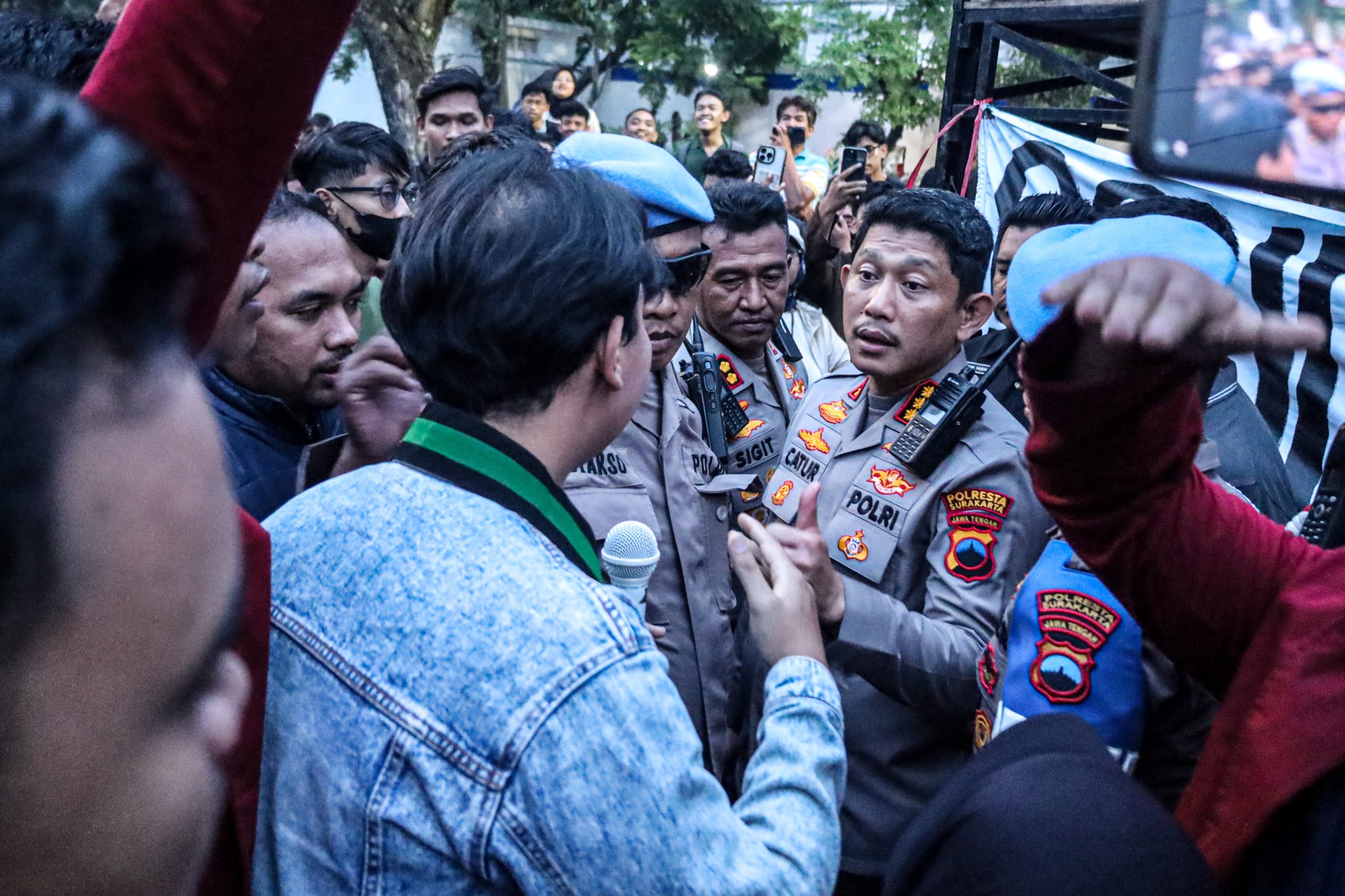 Massa menemui Kapolres Solo Kombes Pol. Catur Cahyono Wibowo (Kanan) untuk audiensi di Gedung DPRD Kota Surakarta, Jumat (12/06/2026). Muhammad Faiz Zaydan/LPM Kentingan