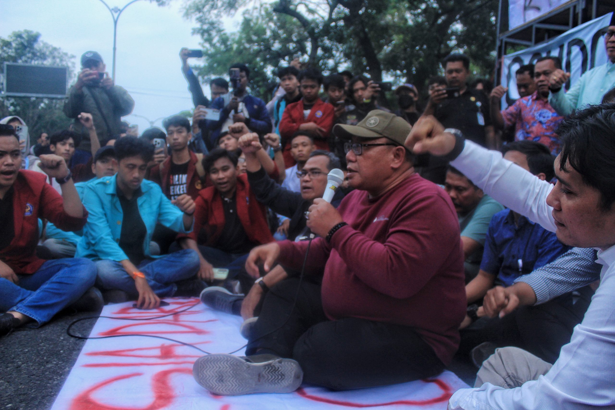 Ketua DPRD Kota Surakarta, Budi Prasetyo turun menemui peserta aksi. Foto: Editiawan A. P./LPM Kentingan