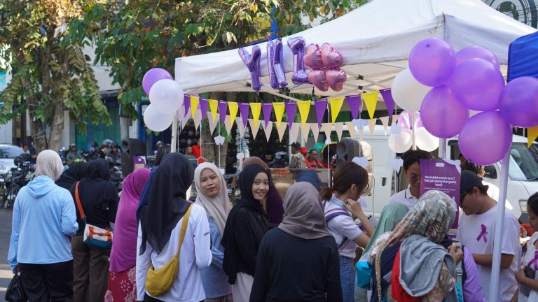 Masyarakat Surakarta sangat antusias mengunjungi booth kampanye ‘YKI Fun-raising Day’ yang berlokasi di kawasan Car Free Day (CFD) Slamet Riyadi Surakarta, Minggu (07/06/2026). (Foto: Dok. Panitia YKI Fun-raising Day).