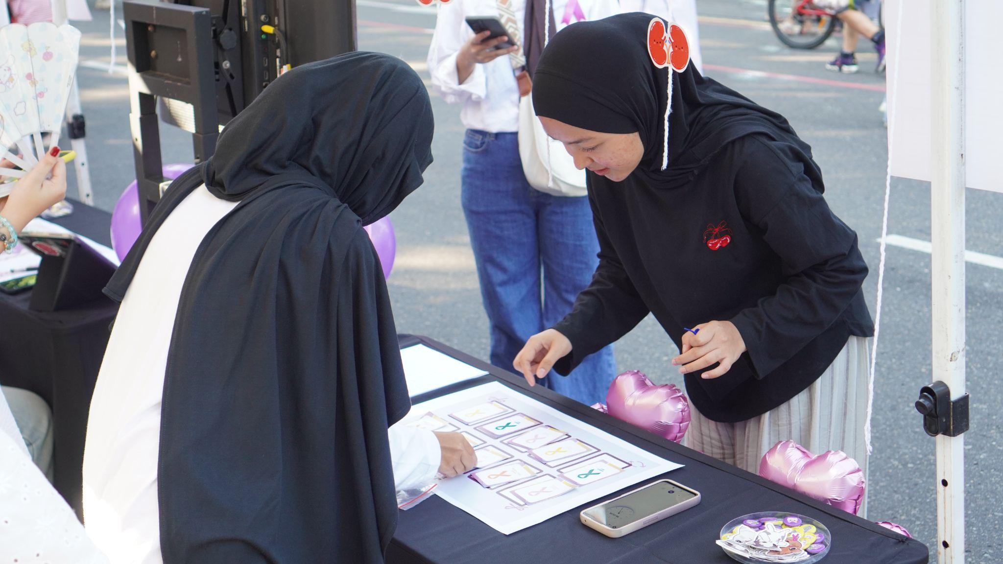 Sesi games ‘Flip the Ribbon’ yang dapat secara tidak langsung memberi edukasi terkait ragam warna pita simbol penyakit kanker kepada masyarakat di kawasan Car Free Day (CFD) Slamet Riyadi Surakarta, Minggu (07/06/2026). (Foto: Dok. Panitia YKI Fun-raising Day).