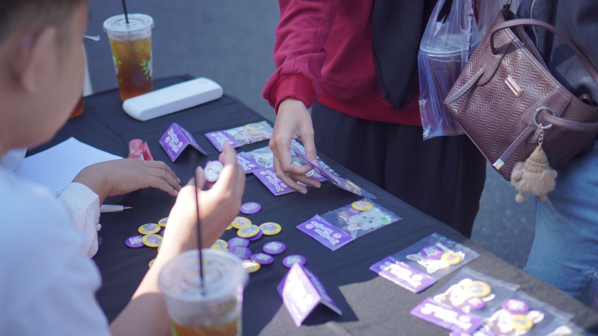 Beragam merchandise hasil desain mandiri tim agensi periklanan mahasiswa semester 6 Ilmu Komunikasi UNS yang diberikan sebagai bentuk apresiasi manis bagi masyarakat yang berdonasi dalam kampanye ‘YKI Fun-raising Day’ di kawasan CFD Surakarta, Minggu (07/06/2026). Foto: Dok. pribadi panitia YKI Fun-raising Day