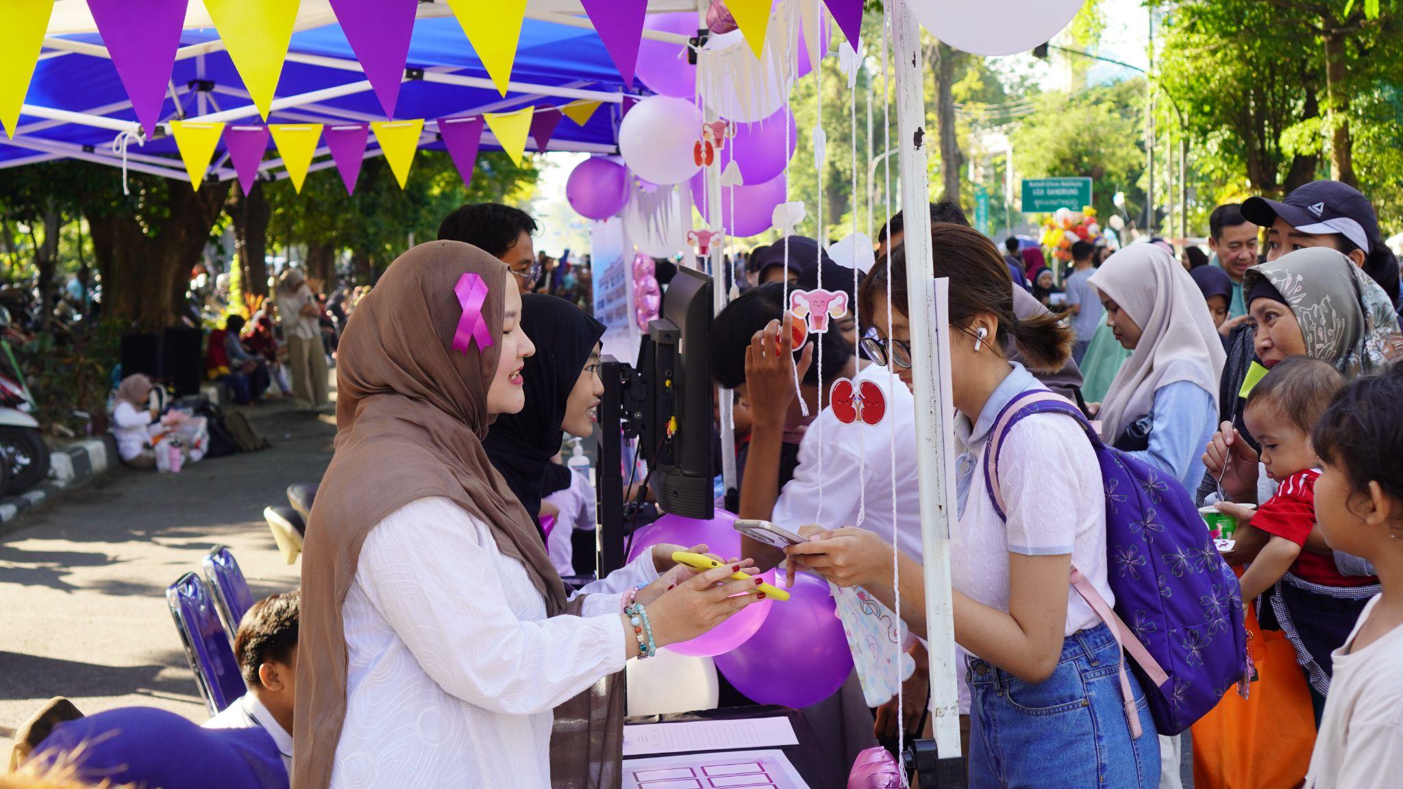 Masyarakat ikut menyalurkan kebaikannya dalam mendukung penyembuhan para penyintas kanker di booth kampanye ‘YKI Fun-raising Day’ di kawasan CFD Surakarta, Minggu (07/06/2026). Foto: Dok. Panitia YKI Fun-raising Day.