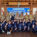 Mahasiswa Hibah JARPAK 1629 UNS, Dosen Pembimbing, dan perangkat Desa Jangglengan berfoto bersama usai penyerahan mahasiswa secara simbolis di Balai Desa Jangglengan, Senin (09/03/2026). Foto: Tim Hibah JARPAK 1629 UNS