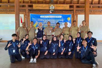 Mahasiswa Hibah JARPAK UNS 1629, Dosen Pembimbing, dan perangkat Desa Jangglengan berfoto bersama usai penyerahan mahasiswa secara simbolis di Balai Desa Jangglengan, Senin (09/03/2026). Foto: Tim Hibah JARPAK 1629 UNS