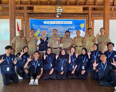 Mahasiswa Hibah JARPAK UNS 1629, Dosen Pembimbing, dan perangkat Desa Jangglengan berfoto bersama usai penyerahan mahasiswa secara simbolis di Balai Desa Jangglengan, Senin (09/03/2026). Foto: Tim Hibah JARPAK 1629 UNS