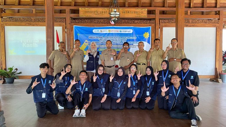 Mahasiswa Hibah JARPAK UNS 1629, Dosen Pembimbing, dan perangkat Desa Jangglengan berfoto bersama usai penyerahan mahasiswa secara simbolis di Balai Desa Jangglengan, Senin (09/03/2026). Foto: Tim Hibah JARPAK 1629 UNS