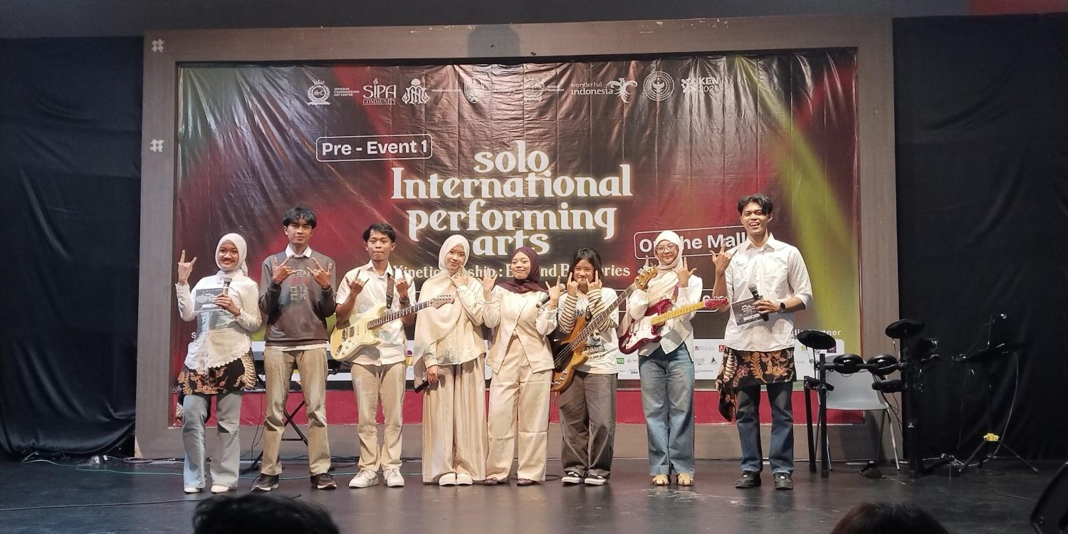 Foto bersama dengan band Saveen pada Pre-Event 1 Solo International Performing Arts (SIPA) di kawasan Food Court Solo Paragon Mall, Sabtu (18/07/2026). Foto: Nisa Maftuhaturrohmah/LPM Kentingan