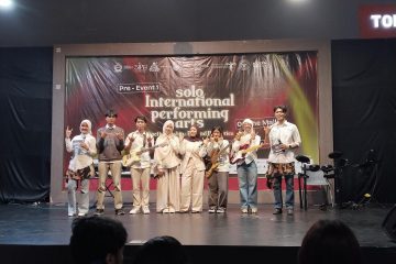 Foto bersama dengan band Saveen pada Pre-Event 1 Solo International Performing Arts (SIPA) di kawasan Food Court Solo Paragon Mall, Sabtu (18/07/2026). Foto: Nisa Maftuhaturrohmah/LPM Kentingan