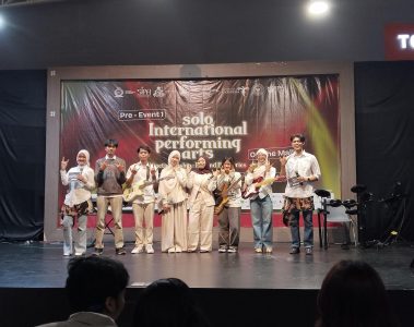 Foto bersama dengan band Saveen pada Pre-Event 1 Solo International Performing Arts (SIPA) di kawasan Food Court Solo Paragon Mall, Sabtu (18/07/2026). Foto: Nisa Maftuhaturrohmah/LPM Kentingan
