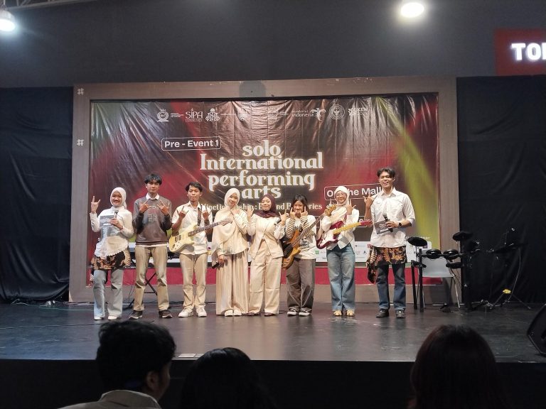 Foto bersama dengan band Saveen pada Pre-Event 1 Solo International Performing Arts (SIPA) di kawasan Food Court Solo Paragon Mall, Sabtu (18/07/2026). Foto: Nisa Maftuhaturrohmah/LPM Kentingan