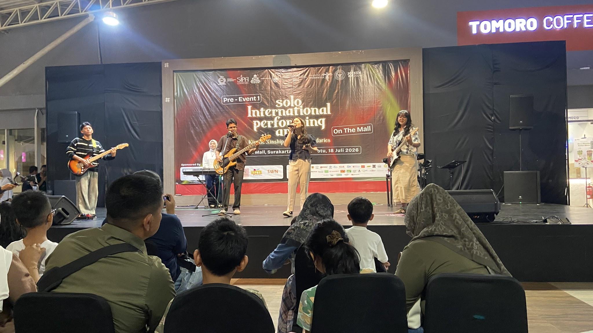 Penampilan band Glarsa pada Pre-Event 1 Solo International Performing Arts (SIPA) di kawasan Food Court Solo Paragon Mall, Sabtu (18/07/2026). Foto: Nisa Maftuhaturrohmah/LPM Kentingan